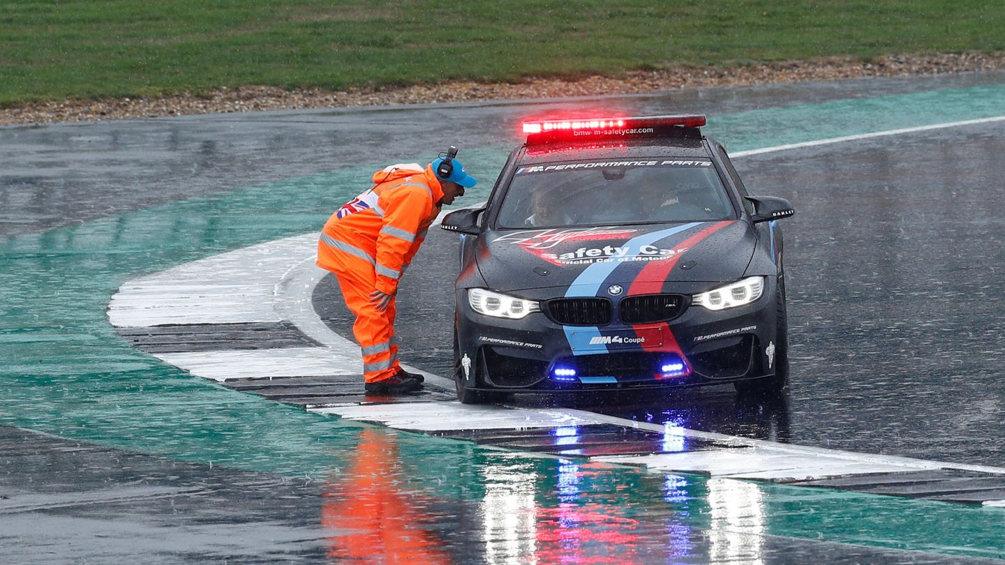 El coche de seguridad también tuvo problemas para rodar en Silverstone por la lluvia. (Reuters)