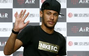 Neymar, multado por llevar las lunas delanteras de su coche tintadas