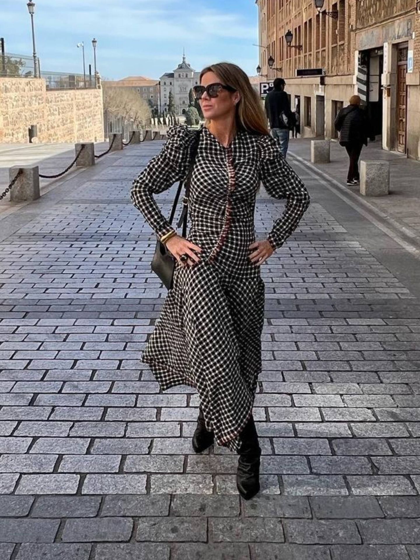 Amelia Bono paseando por las calles de Toledo con un nuevo look. (Instagram/@ameliabono)