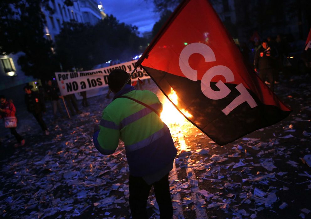 Foto: Un barrendero afiliado a la CGT, en Madrid (Reuters)