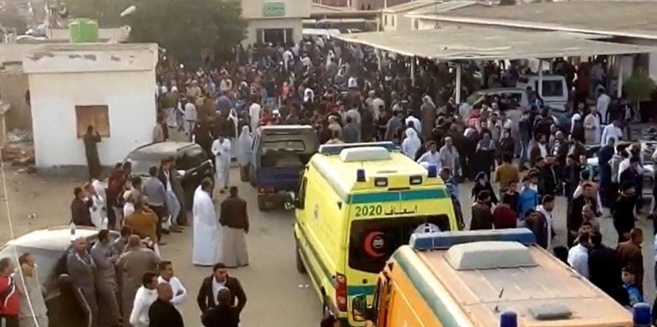 Captura de imagen sacada de un vídeo grabado con un teléfono móvil que muestra a varias ambulancias mientras llegan a la mezquita. (EFE)