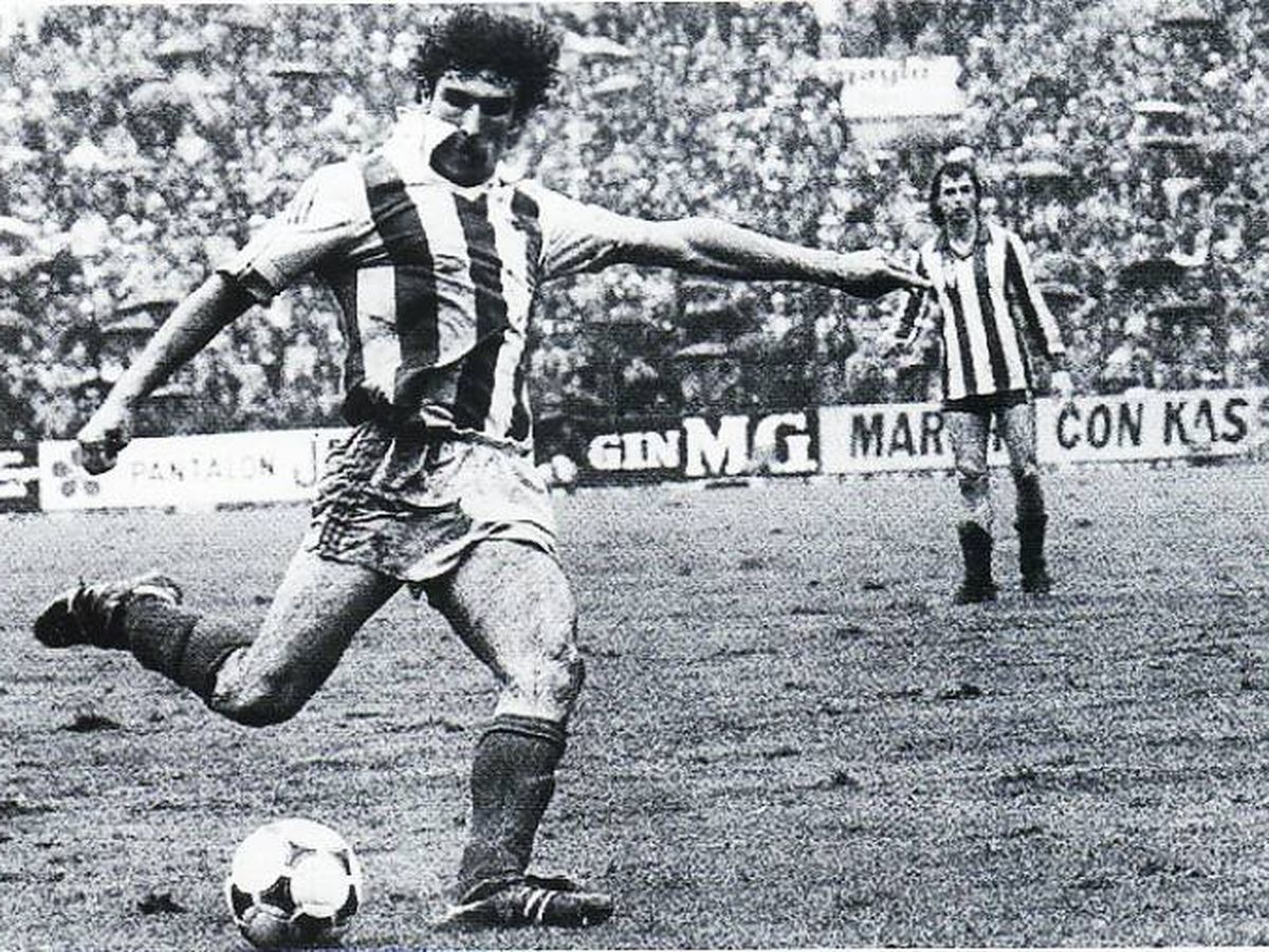 Foto: Zamora, en el momento de golpear el balón en El Molinón. (Juanjo Aygüés)