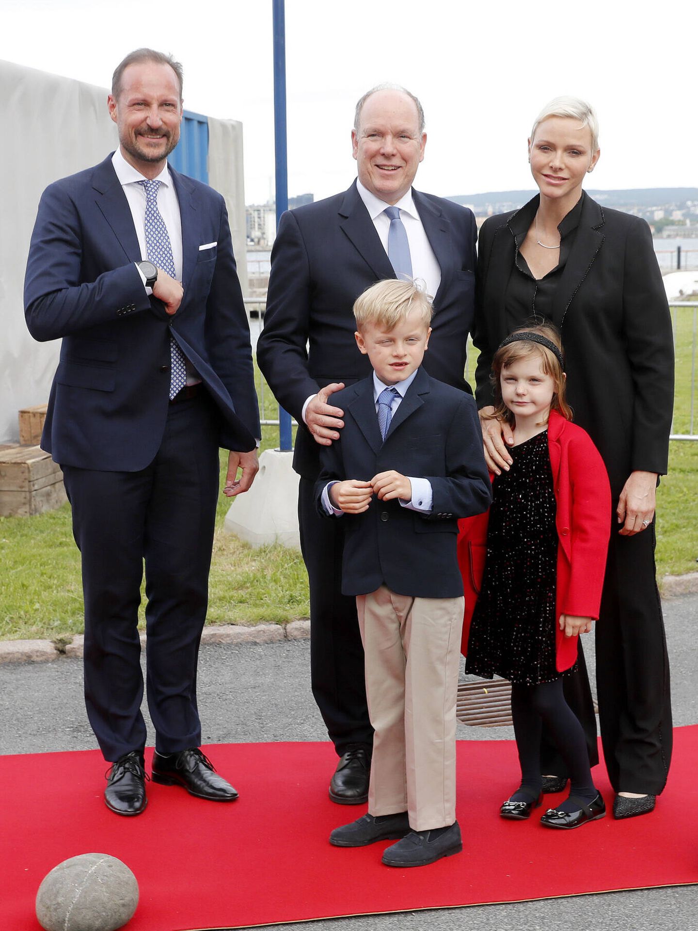Alberto y Charlène con sus hijos y el príncipe Haakon. (Gtres)