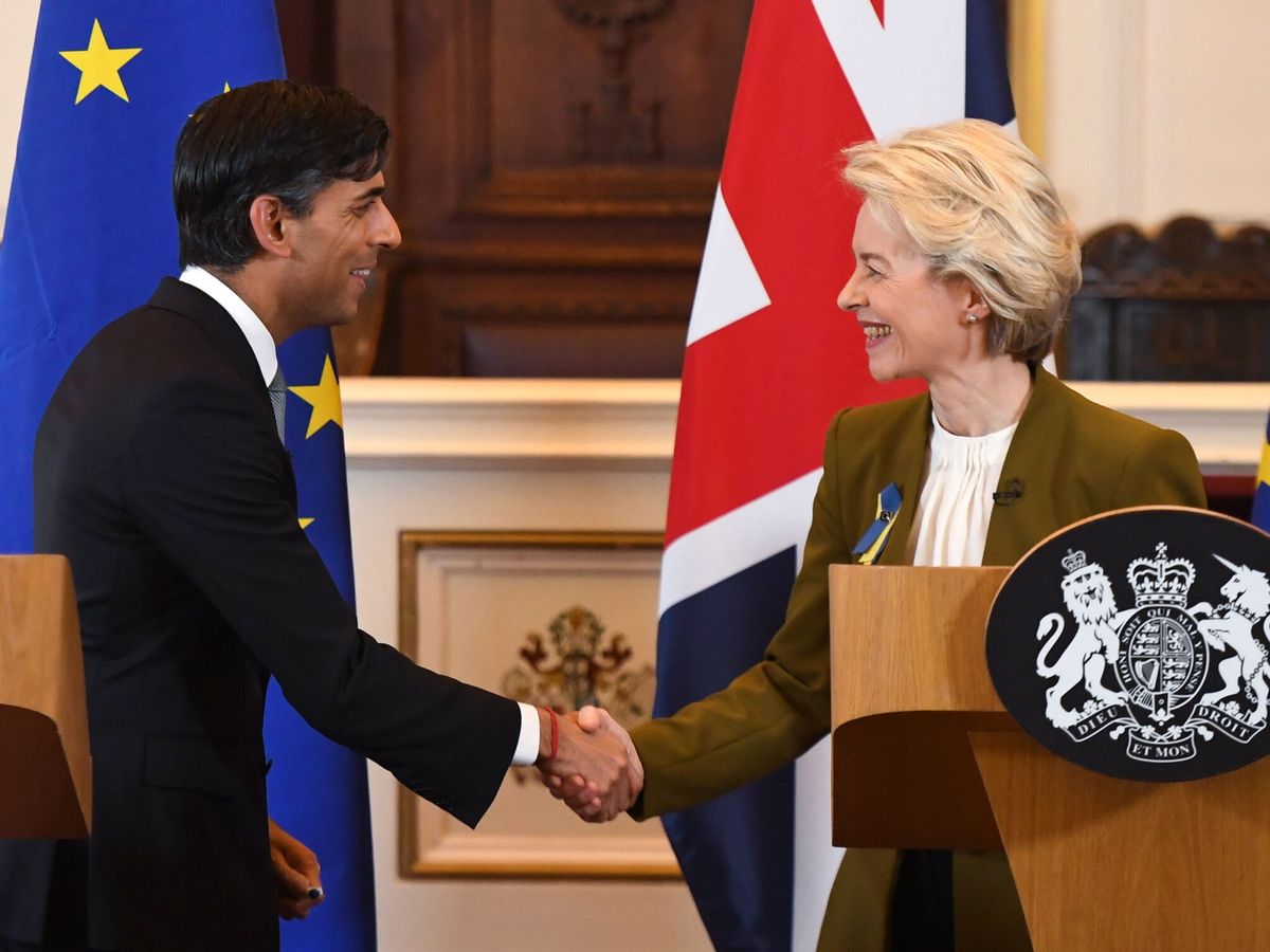 Foto: El primer ministro británico, Rishi Sunak, estrecha la mano de la presidenta de la Comisión Europea, Ursula von der Leyen. (EFE/Chris J. Ratcliffe)