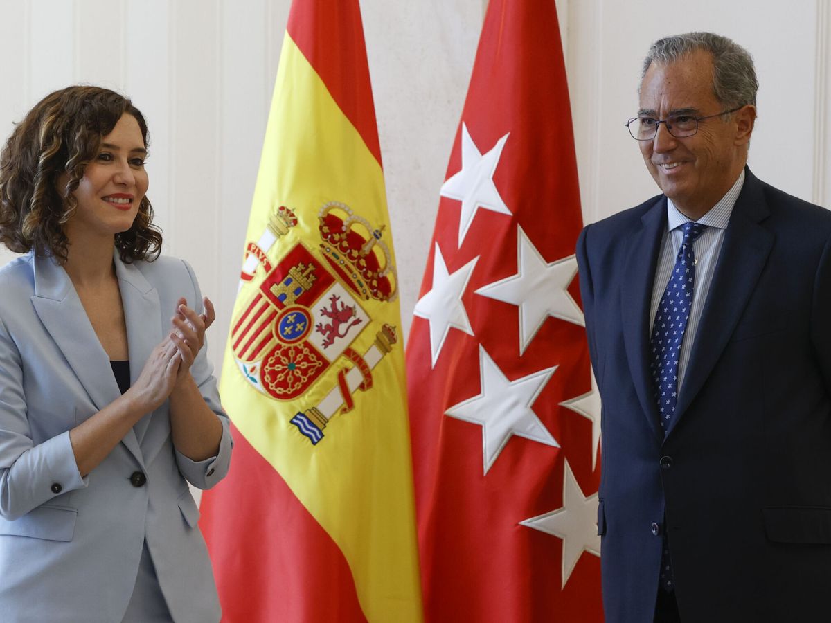 Foto: Isabel Díaz Ayuso y Enrique Ossorio durante la toma de posesión como vicepresidente. (EFE/J. J. Guillén)