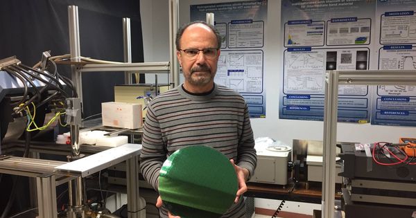 Foto: Ignacio Mártil con una oblea de silicio en uno de los laboratorios (Antonio Villarreal)