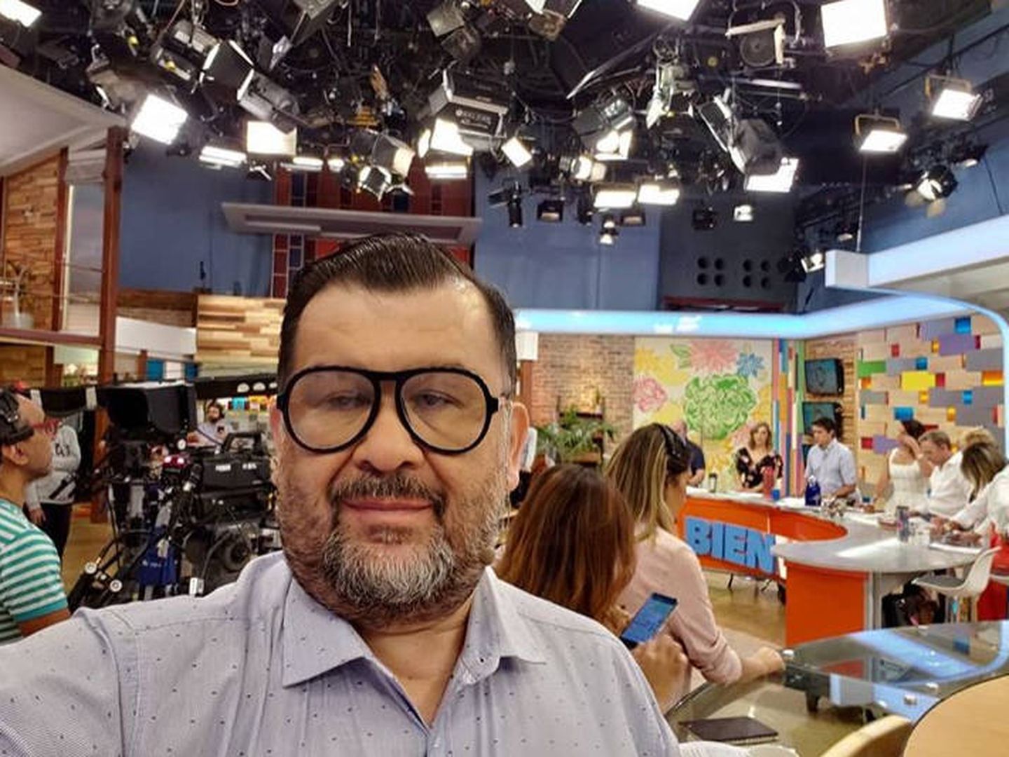 Carlos Zárate, en los estudios de Canal 13 donde trabaja (Foto: Instagram)