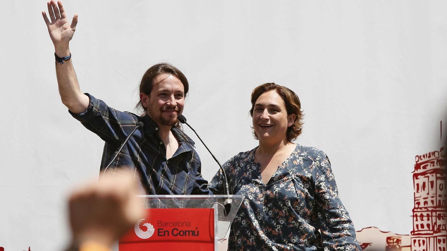 Pablo Iglesias con Ada Colau, en un mitin de Barcelona en Comú. (Efe)