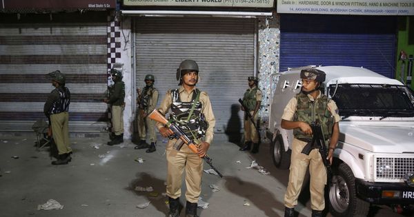 Foto: Soldados paramilitares indios hacen guardia en Srinagar, Cachemira. (Reuters)