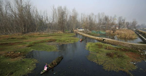 Foto: Un acuífero contaminado en India (EFE/ Farooq Khan)