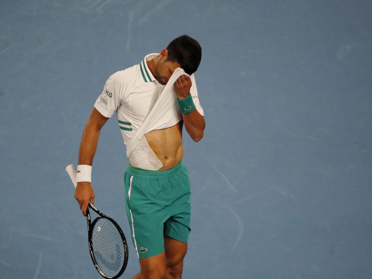 Foto: Novak Djokovic, con un vendaje en los abdominales laterales durante su partido de octavos frente a Milos Raonic. (Reuters)