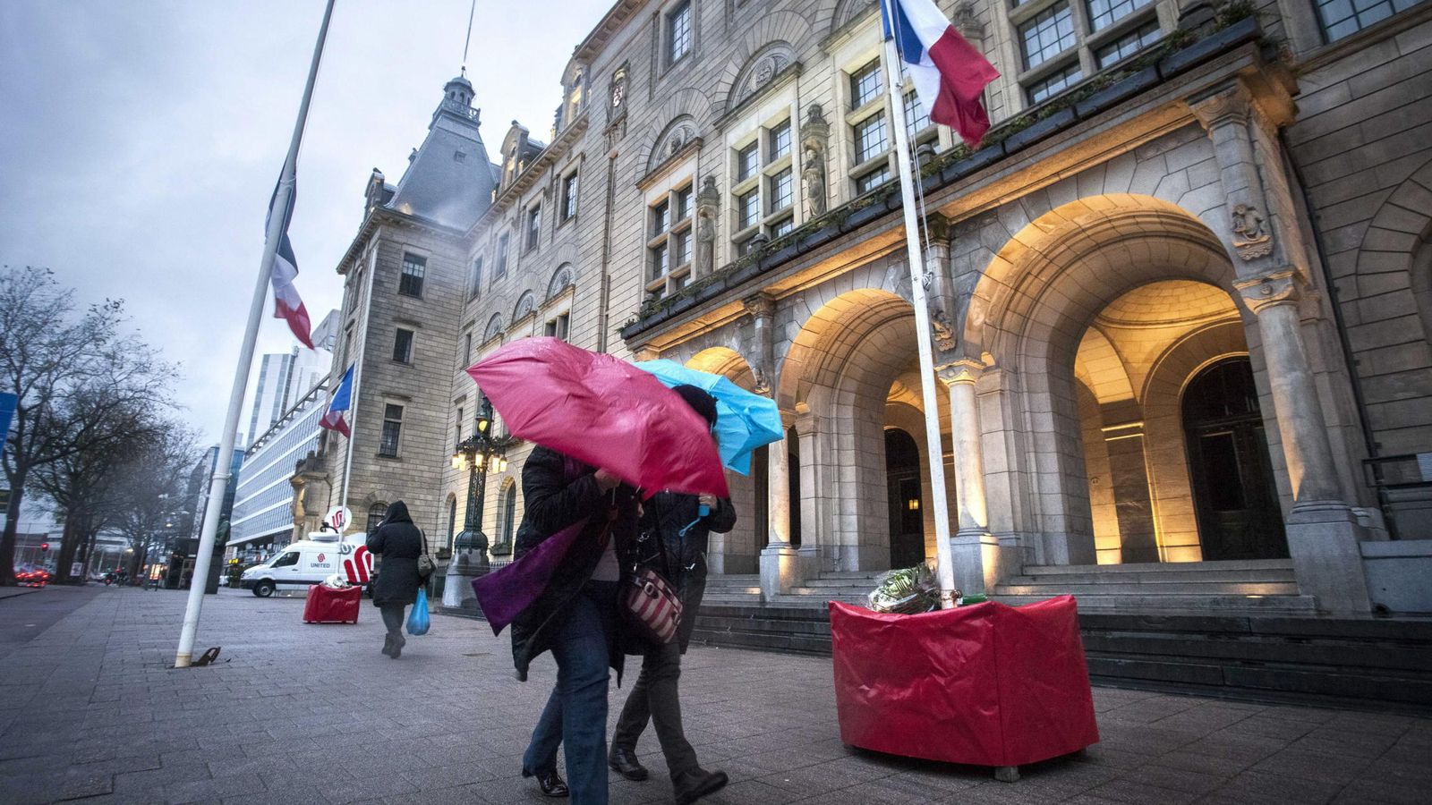 Foto: Parisinos caminan por la ciudad el día después de los atentados. (EFE/EPA)