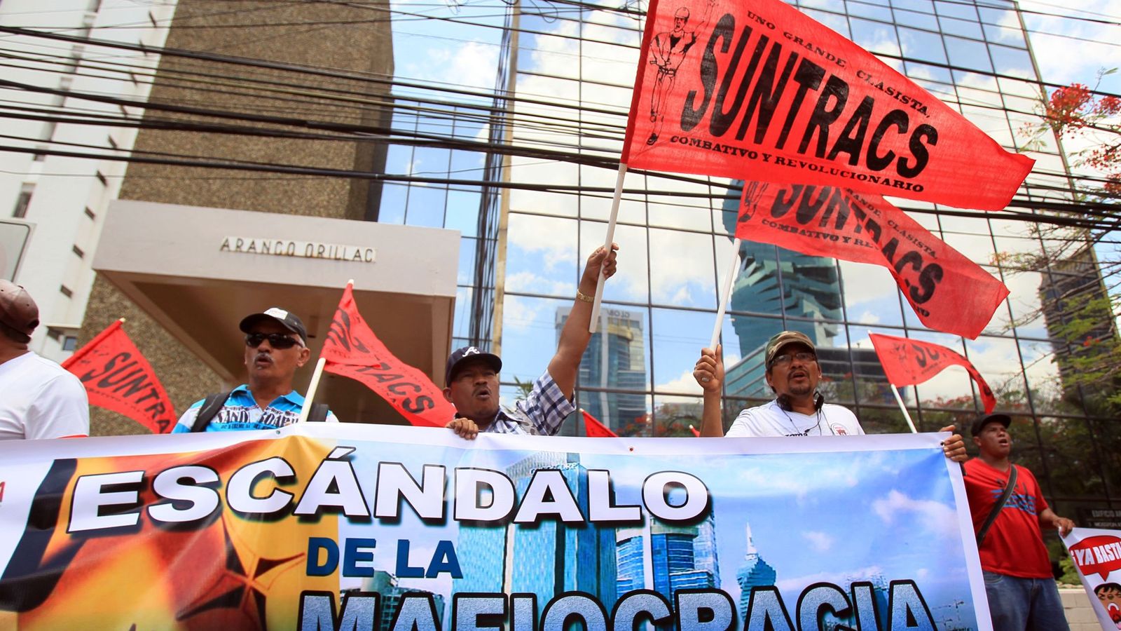 Foto: Un grupo de sindicalistas del Sindicato Único de Trabajadores de la Construcción protesta frente a la sede de la firma Mossack Fonseca en Ciudad de Panamá. (Efe) 