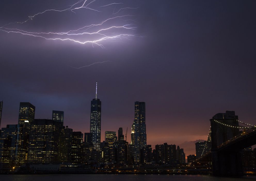 Foto: El 'skyline' de Manhattan durante un atardecer en la ciudad de Nueva York, EEUU (Reuters)