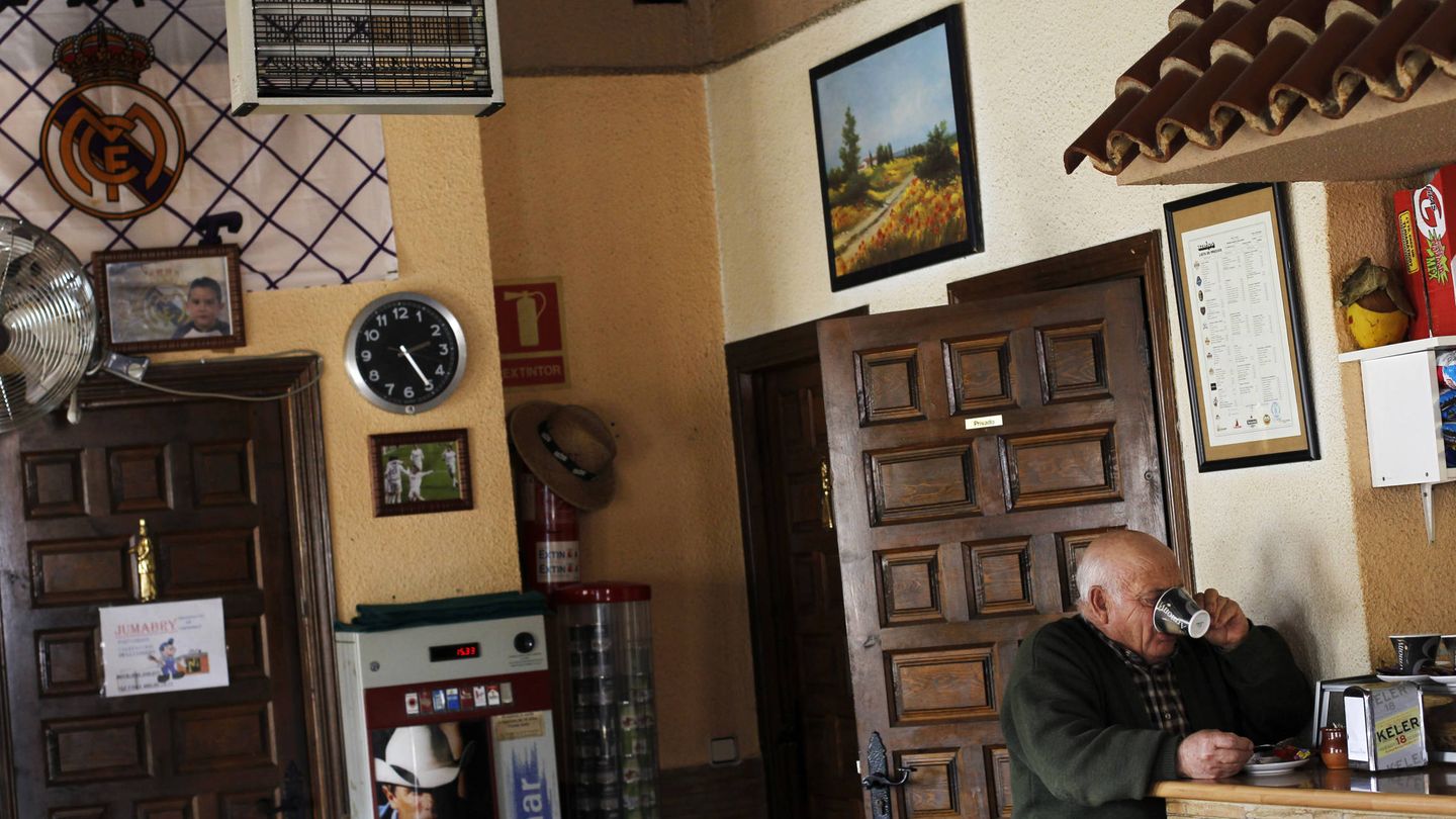 Un jubilado toma un café en el único bar de Peleas de Abajo, Zamora. (Reuters)