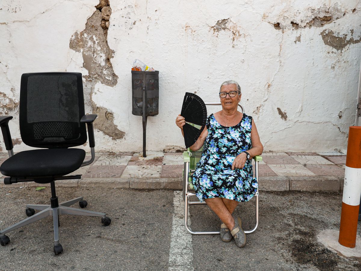 Foto: Dolores Sánchez se abanica durante la ola de calor en Málaga. (EFE/Jorge Zapata)