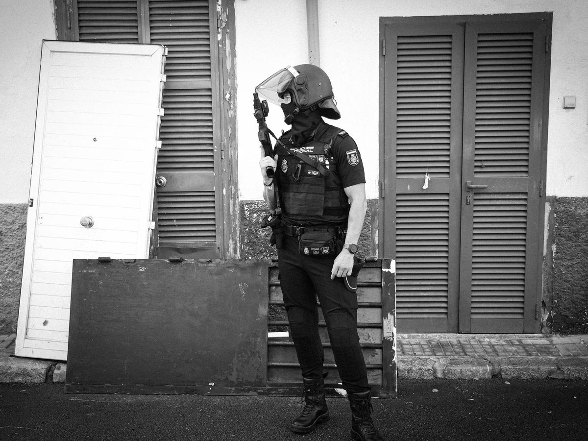 Foto: Un agente de policía en una operación antidroga. (Europa Press/Isaac Buj)