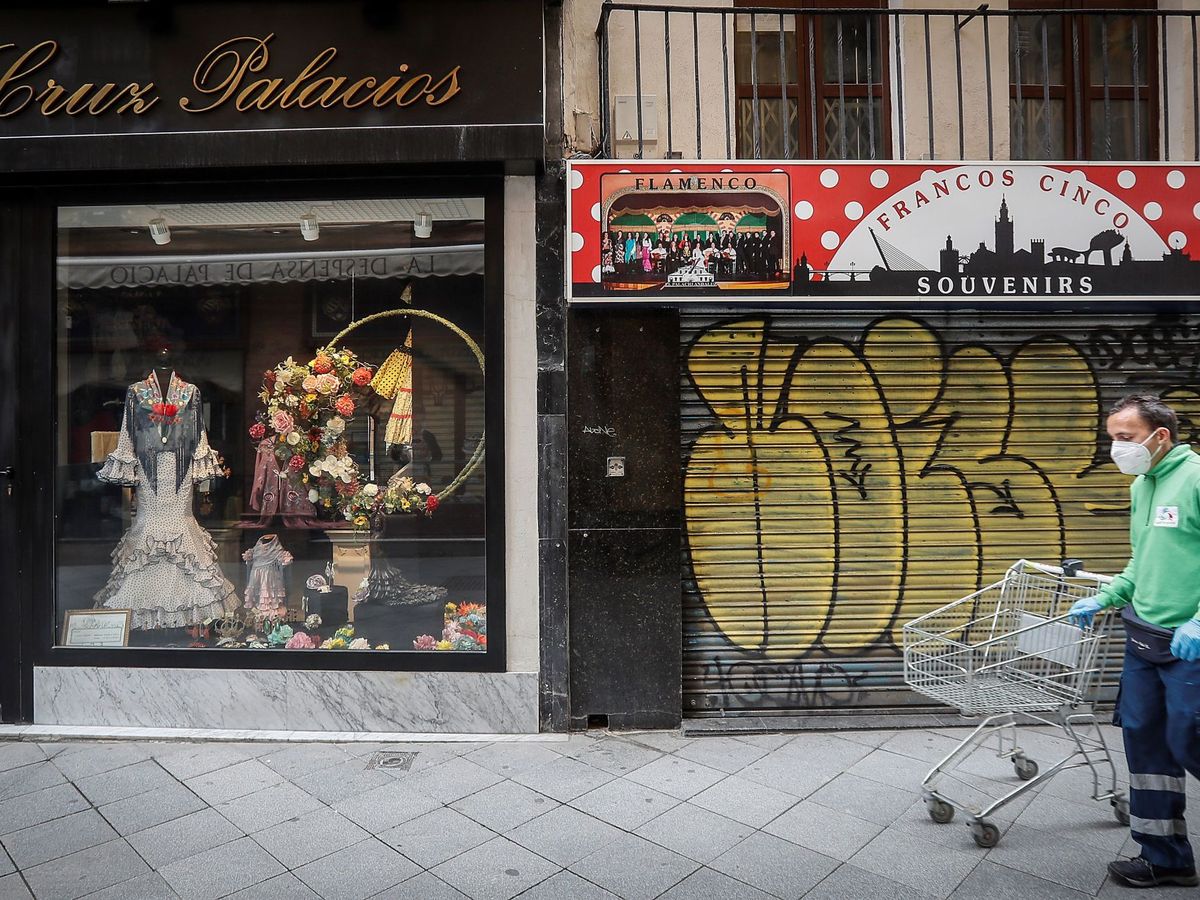 Foto: Tiendas cerradas en Sevilla durante los días de confinamiento. (EFE)