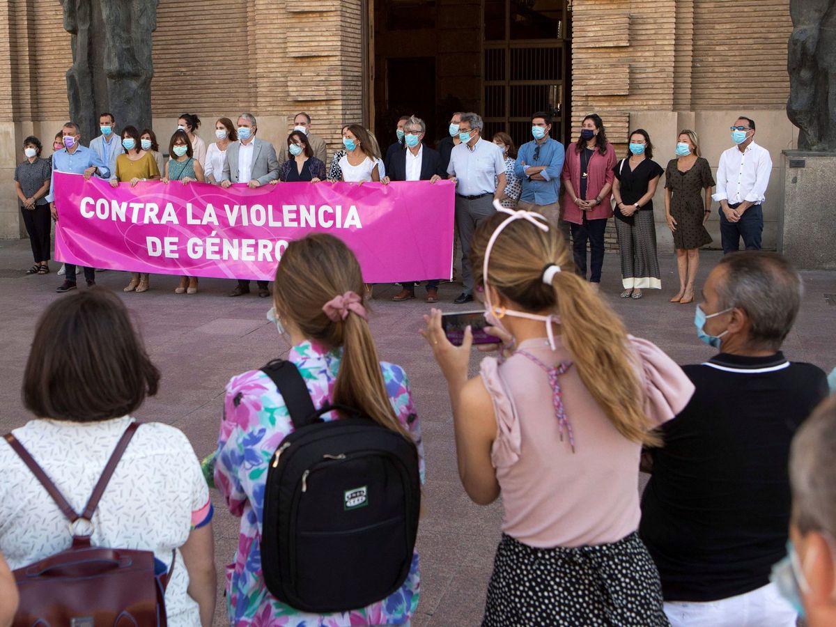 Foto: Imagen de archivo de una concentración celebrada en el Ayuntamiento de Zaragoza contra una agresión. (EFE/Toni Galán)