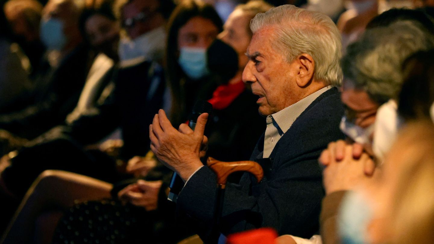 Mario Vargas Llosa participa en la presentación del libro. (EFE/Javier Lizón)