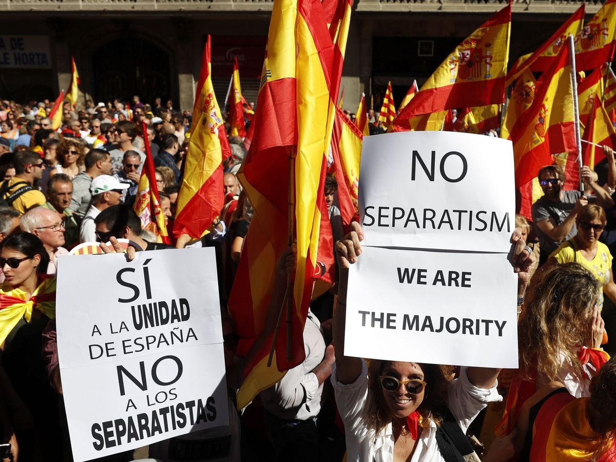 Foto:  Fotografía de archivo del 8 de octubre de 2017, de una manifestación en favor a la unidad de España en Barcelona. (EFE) 