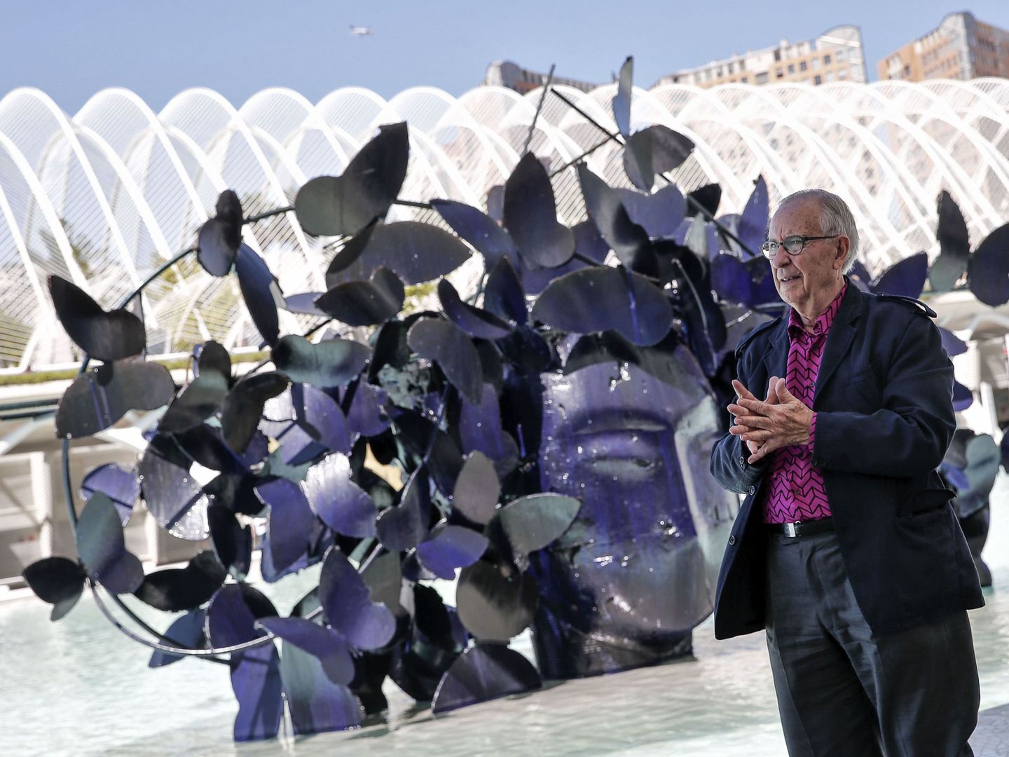 El escultor Manolo Valdés, con una de sus cabezas en la Ciudad de las Artes de Santiago Calatrava. (EFE)