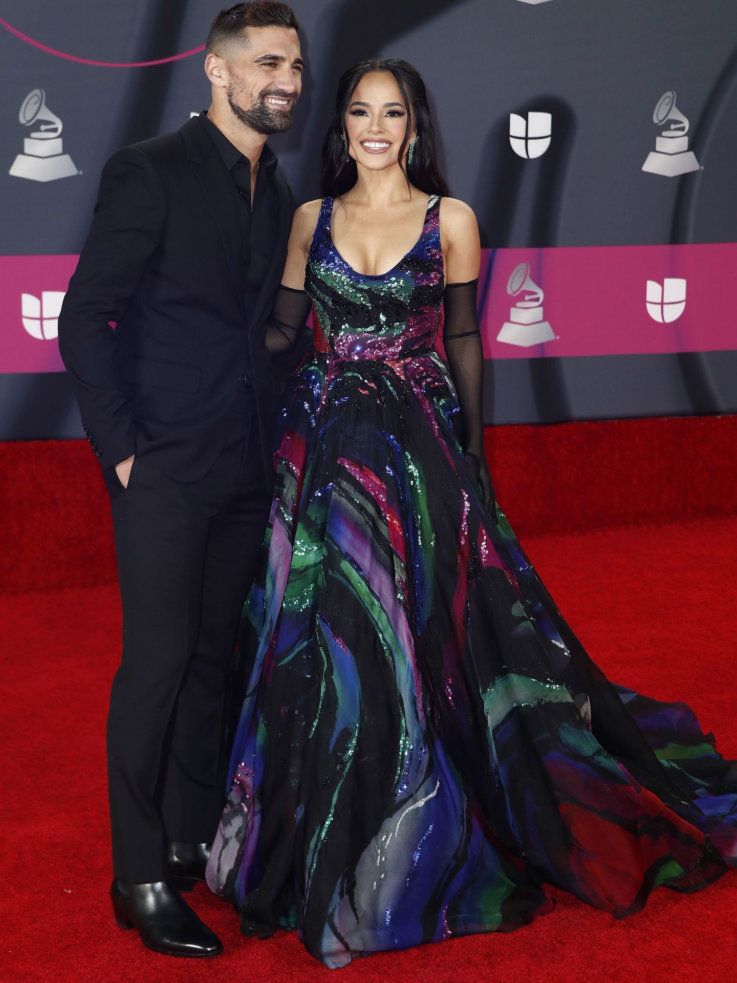 Sebastian Lletget y Becky G, en la alfombra roja de los Latin Grammy. (EFE/Caroline Brehman)
