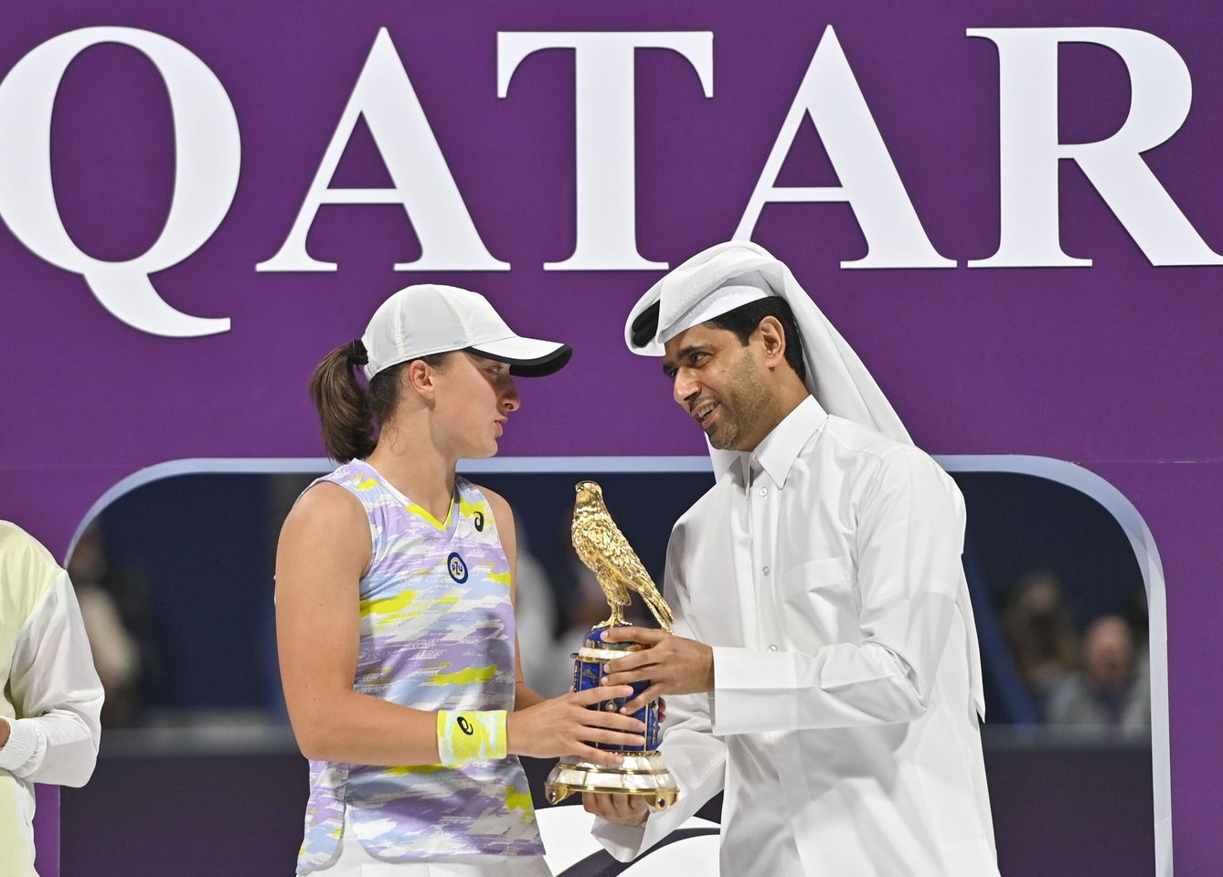 Al-Khelaïfi, presidente de la Federación de Tenis de Qatar, con la polaca Iga Swiatek. (EFE/Noushad Thekkayil)