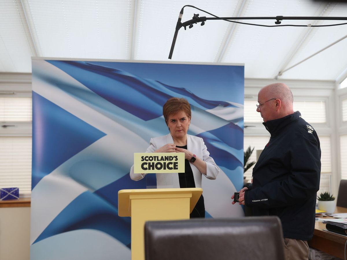 Foto: Nicola Sturgeon y su marido, Peter Murrell, asisten a un ensayo de su discurso en la conferencia de campaña del SNP. (Reuters/Russell Cheyne)