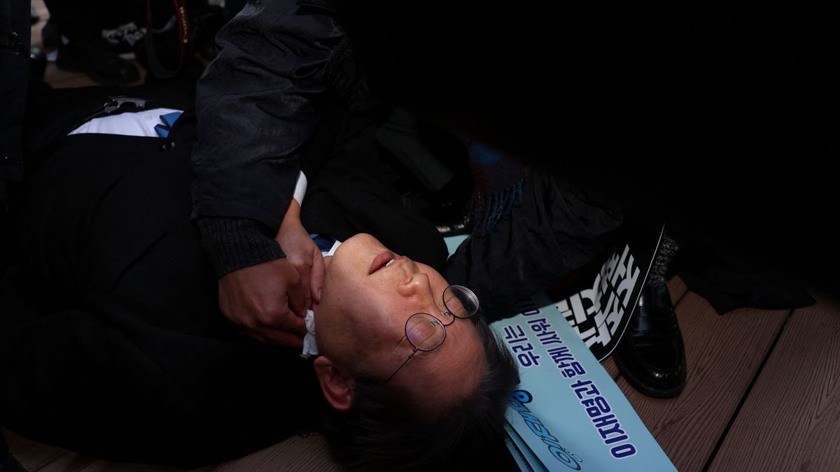 Apuñalan en el cuello al líder de la oposición de Corea del Sur durante una rueda de prensa