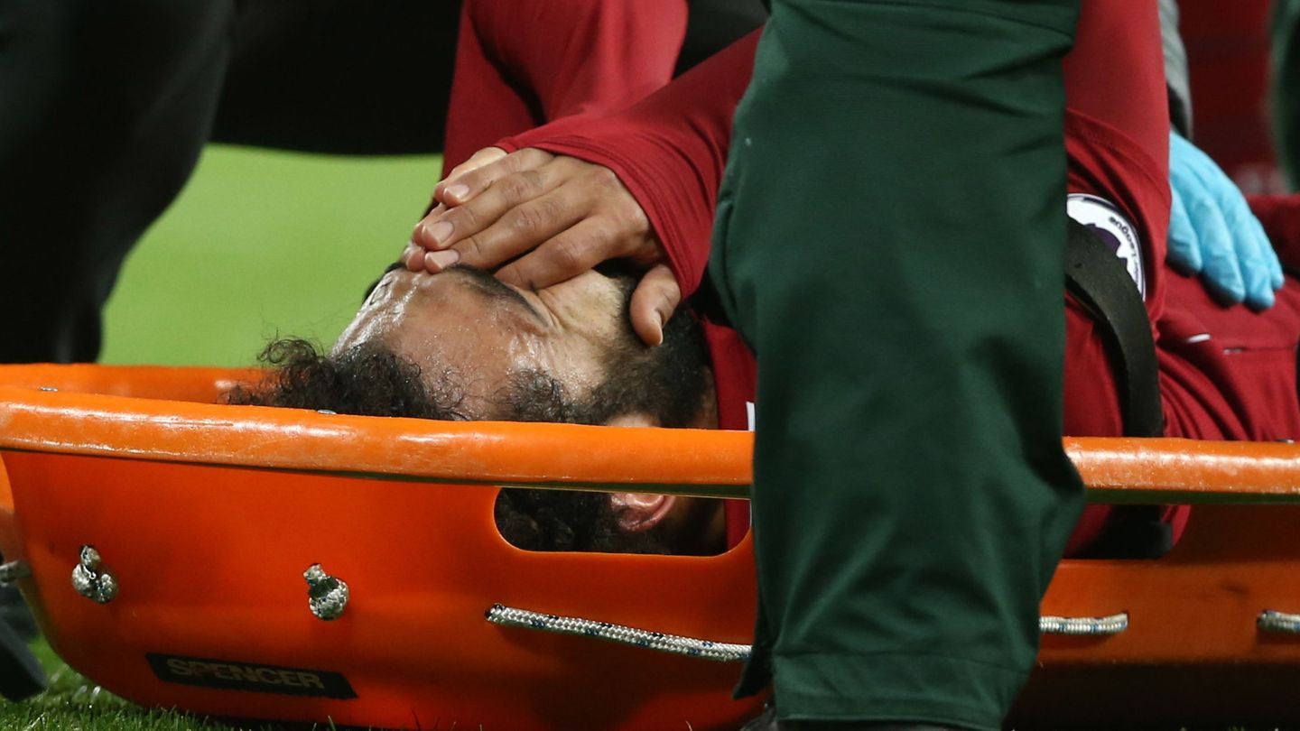 Salah rompe a llorar antes de ser retirado en camilla este sábado. (EFE)