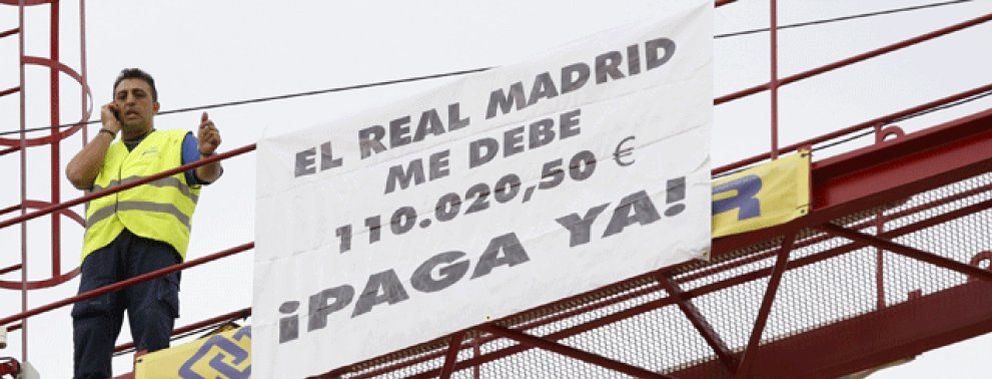 Foto: Un empresario se sube a una grúa para reclamar 110.020 euros al Madrid