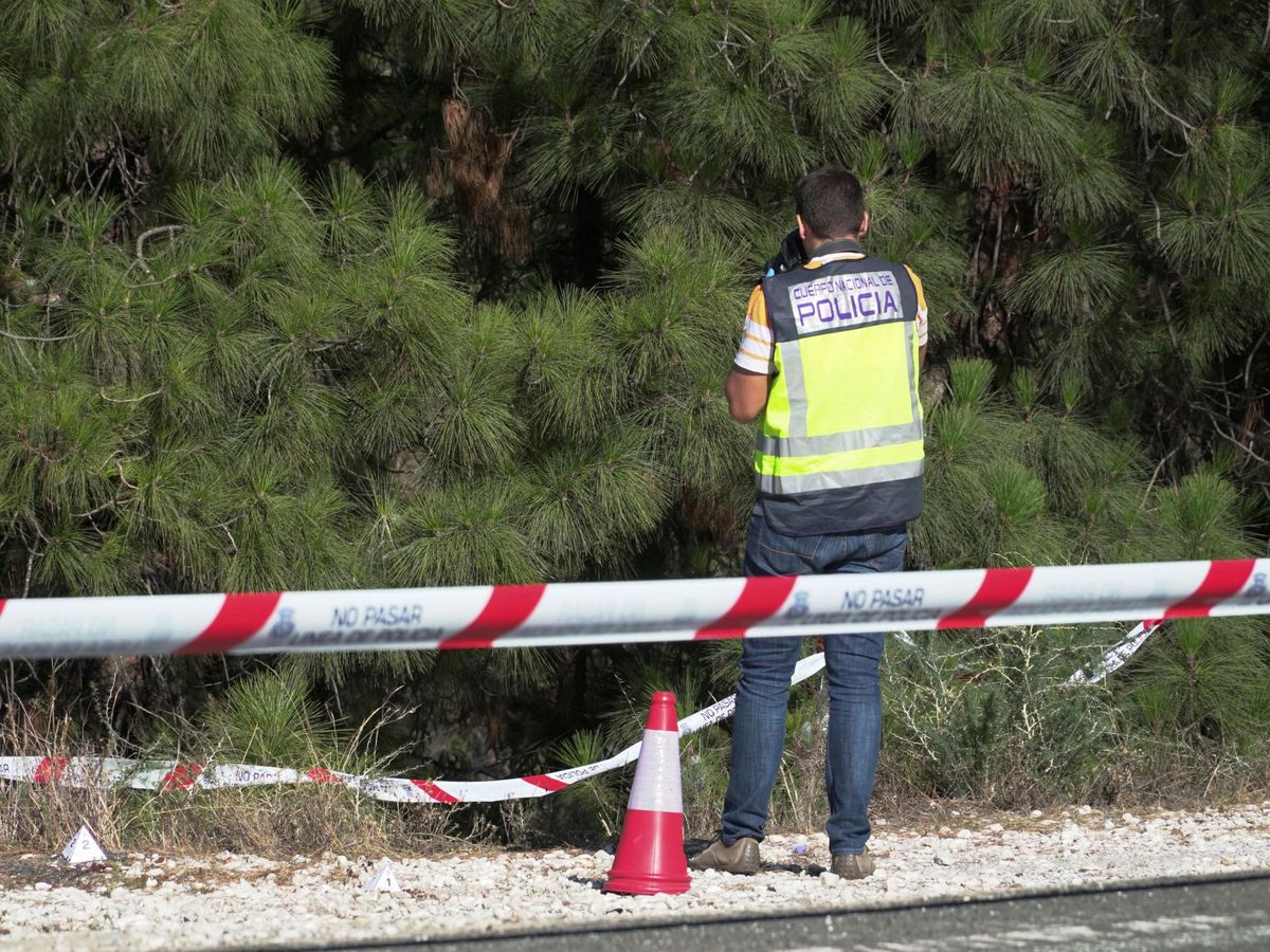 Foto: Un agente de la Policía Nacional en el escenario de un asesinato en Marbella. (EFE)