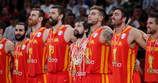 Foto: El equipo español de baloncesto tras ganar a Argentina (Jason Lee / Reuters)