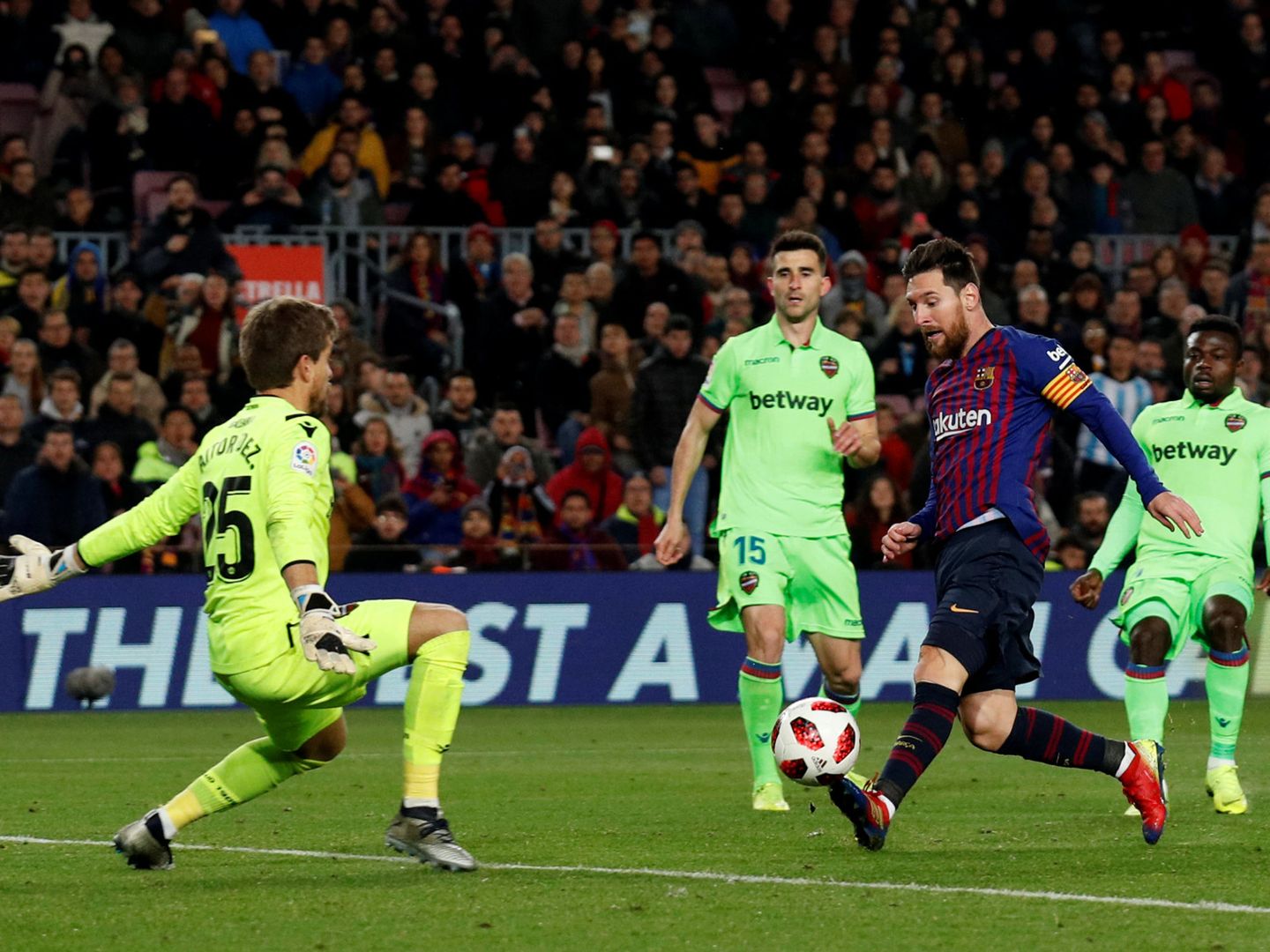 Messi durante el partido contra el Levante en el Camp Nou. (EFE)