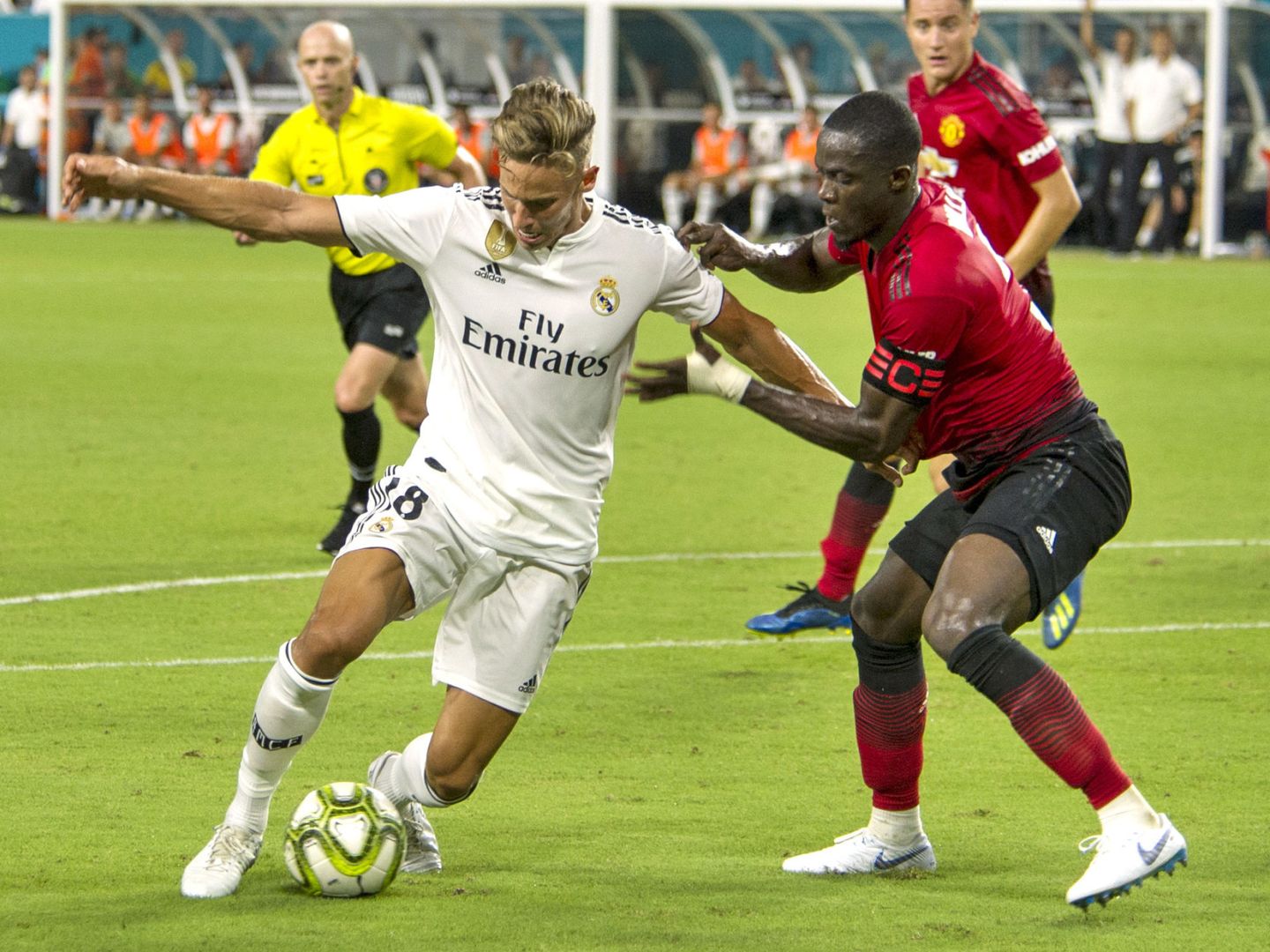 Marcos Llorente y Eric Bailly (d), del Manchester United. (EFE)