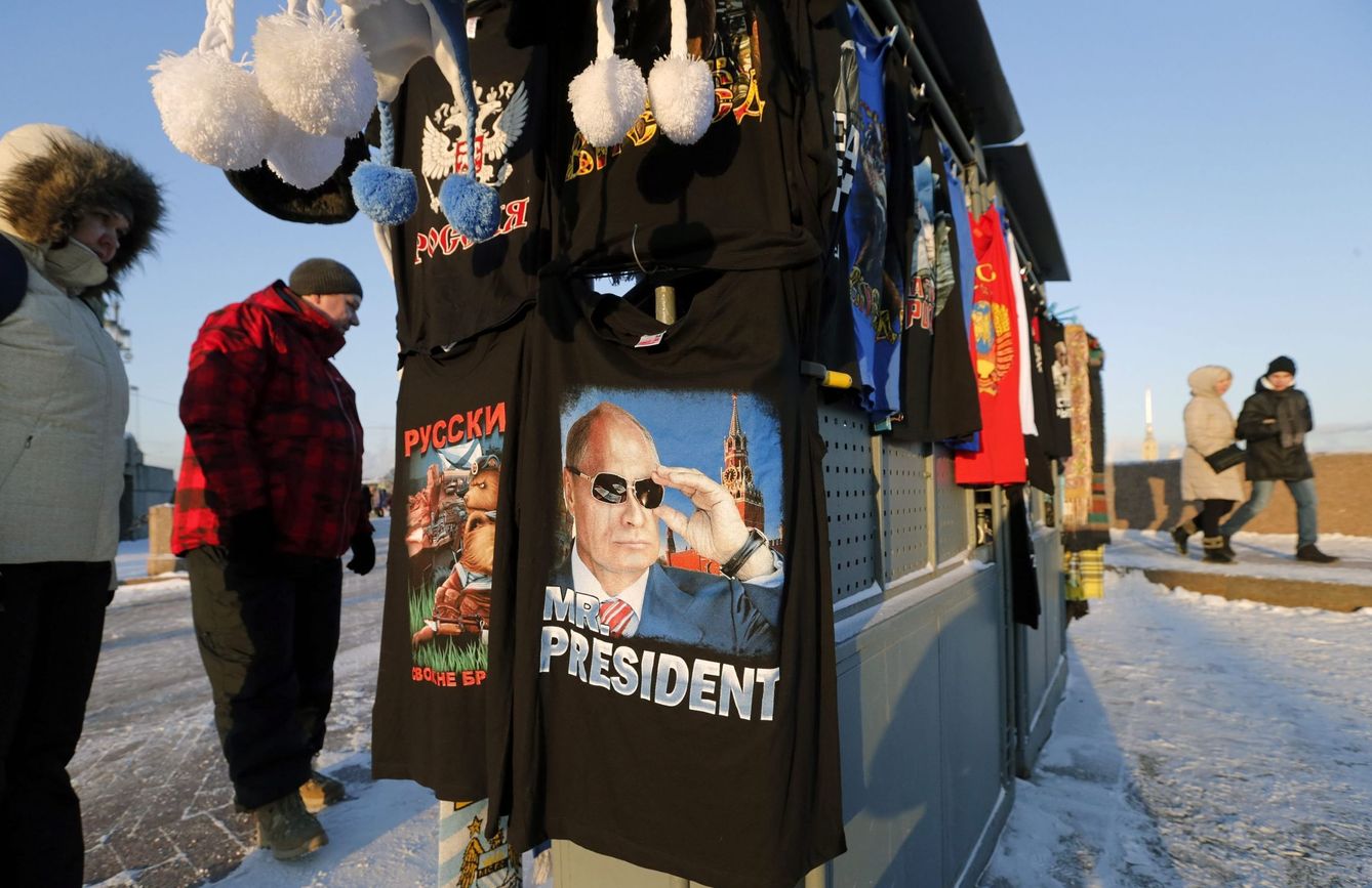 Puesto callejero con 'souvenirs' del presidente Putin y otros con motivos en un gélido día en San Petersburgo, 6 de enero de 2017. (EFE)