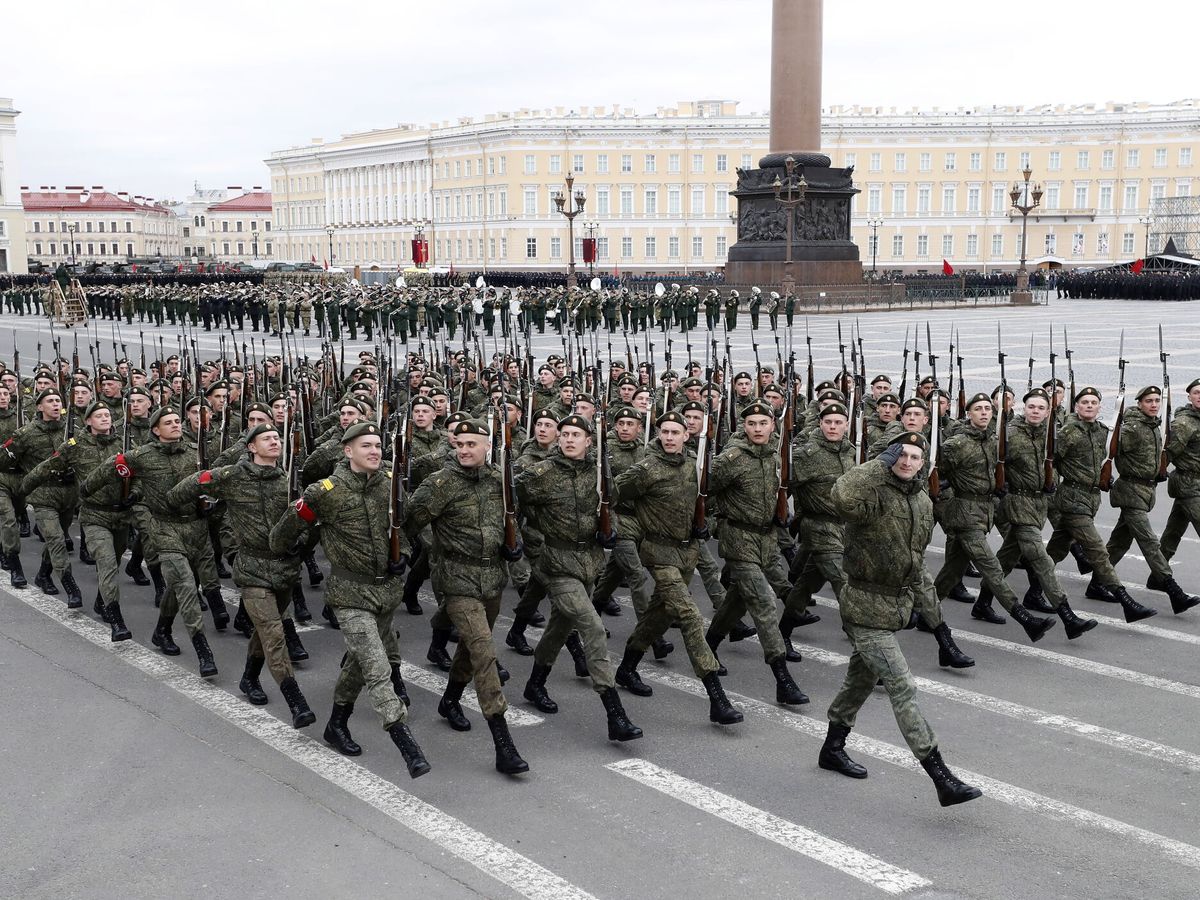 Foto: Ensayos del desfile del Día de la Victoria en San Petersburgo. (EFE/A. Maltsev)