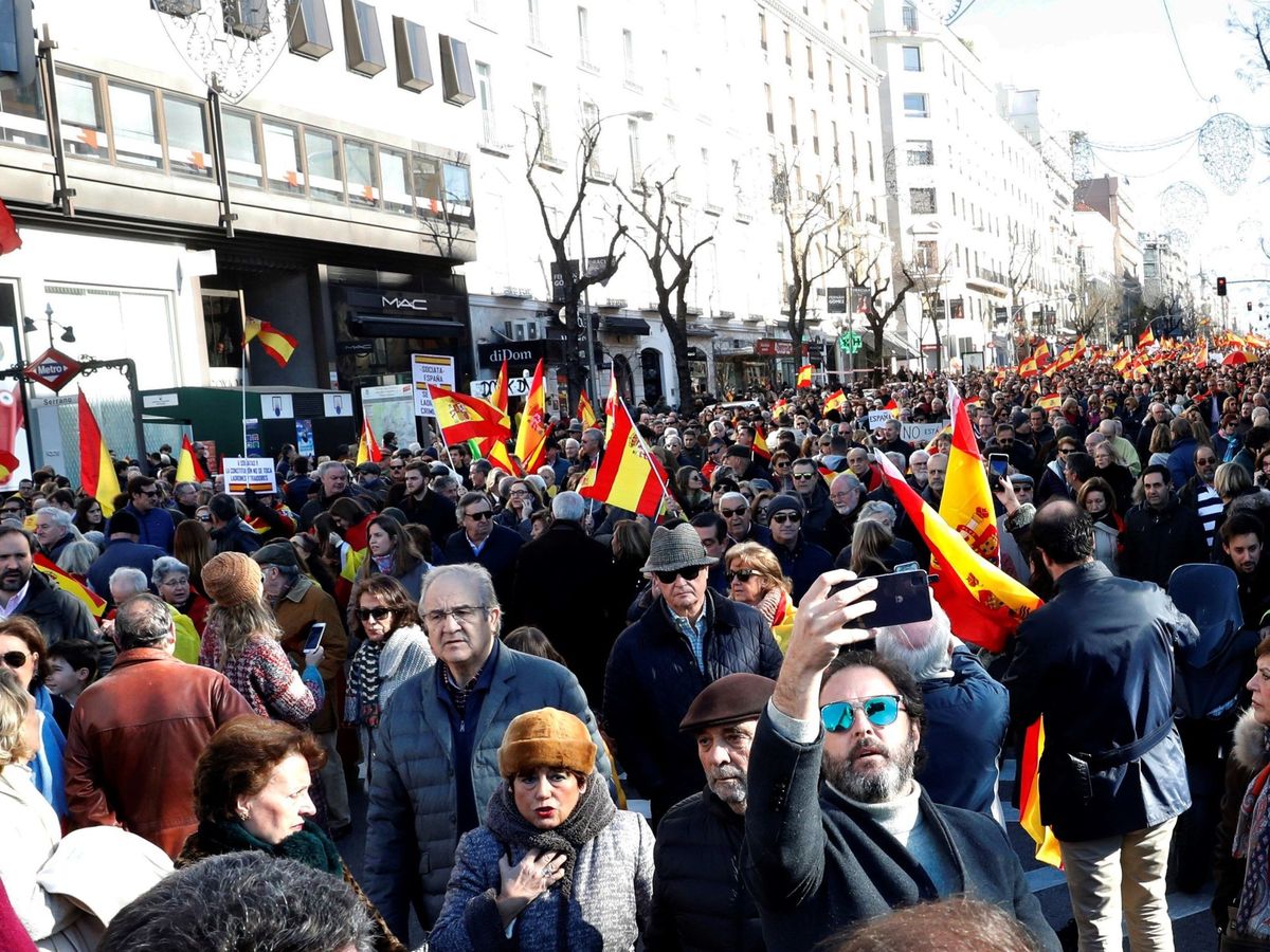 Foto: Manifestacion 'Por el futuro de una España unida' contra la investidura de Pedro Sánchez. (EFE)