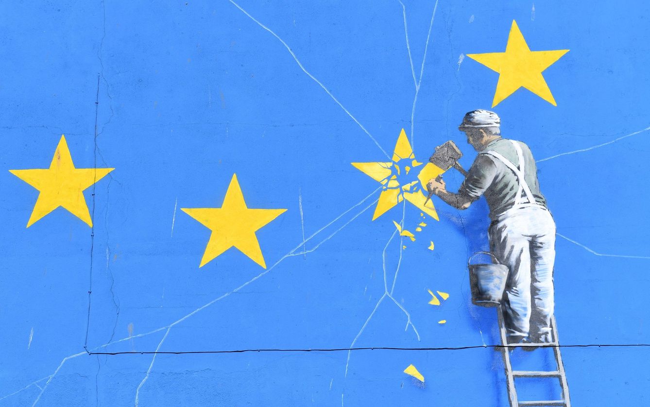 Vista de un mural inspirado en el Brexit hecho por el artista callejero anónimo Banksy. (Efe)