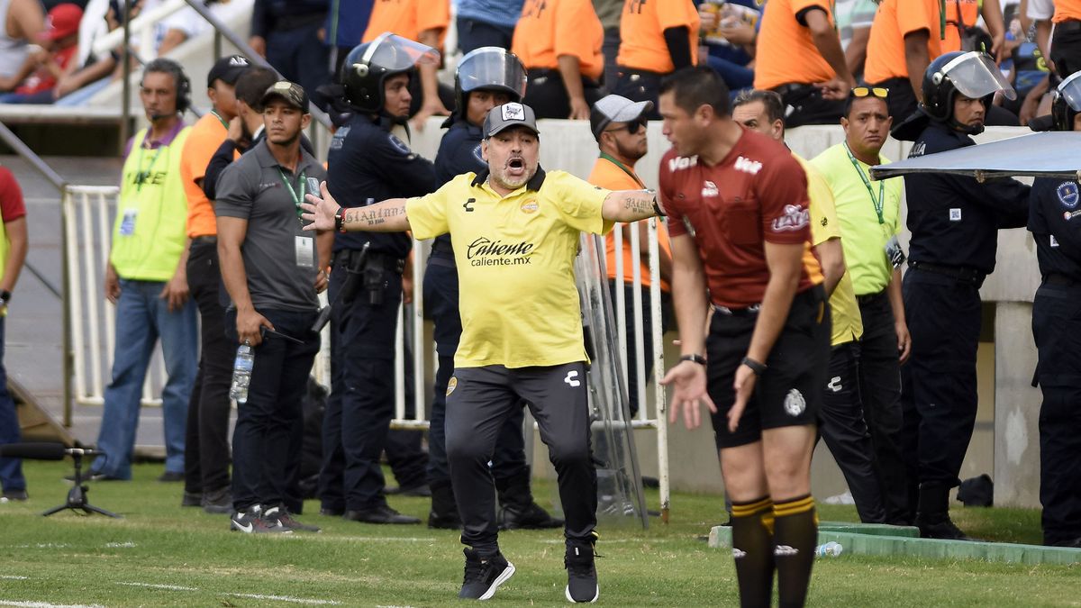 El infierno de Maradona en Sinaloa: medio cojo, peleado con su hija... y dispara a Messi