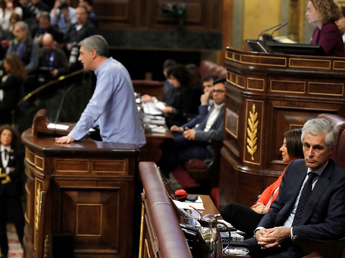 Foto: Adolfo Suárez Illana da la espalda al diputado de EH Bildu Oskar Matute en el debate de investidura de enero. (EFE)