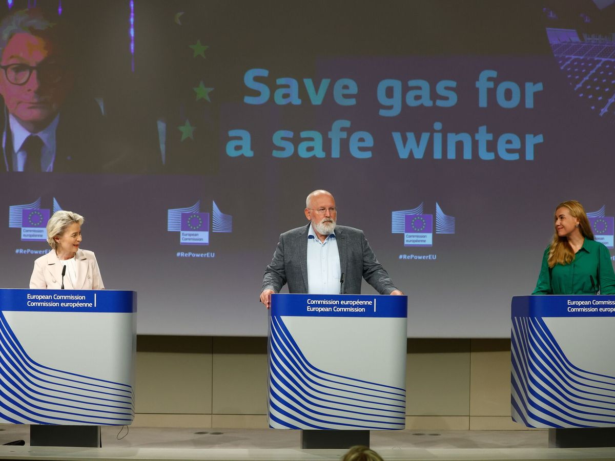 Foto: La presidenta de la Comisión Europea, Ursula von der Leyen, con el vicepresidente de la Comisión Europea, Frans Timmermans, y la comisaria de Energía, Kadri Simson. (EFE/EPA/Stephanie Lecocq)