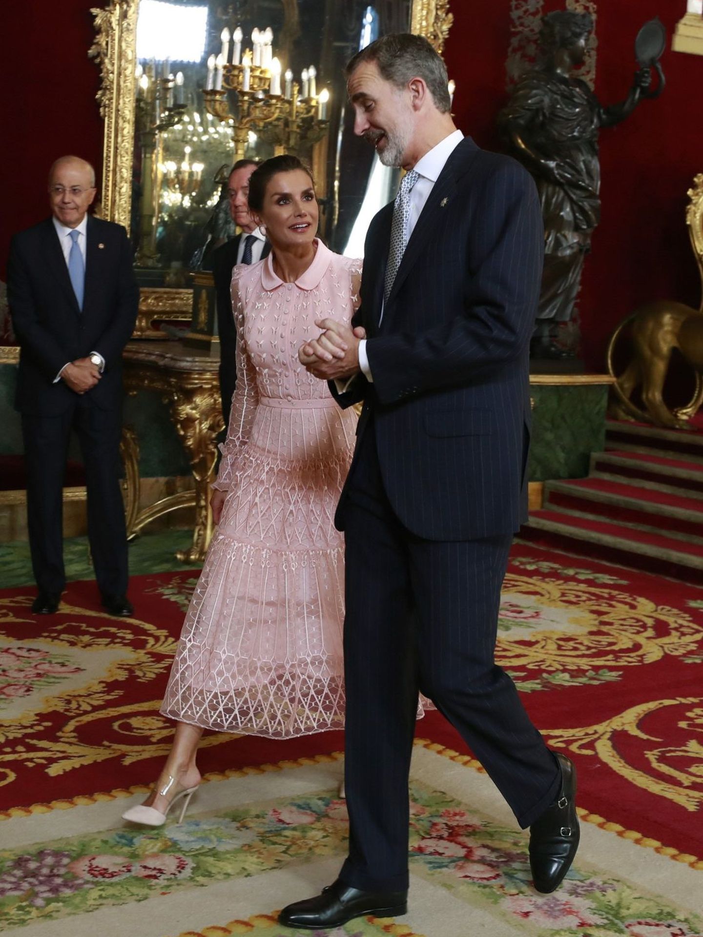 La reina Letizia en el Palacio Real de Madrid, con motivo de la celebración de la Fiesta Nacional, luciendo un Varela. (EFE)
