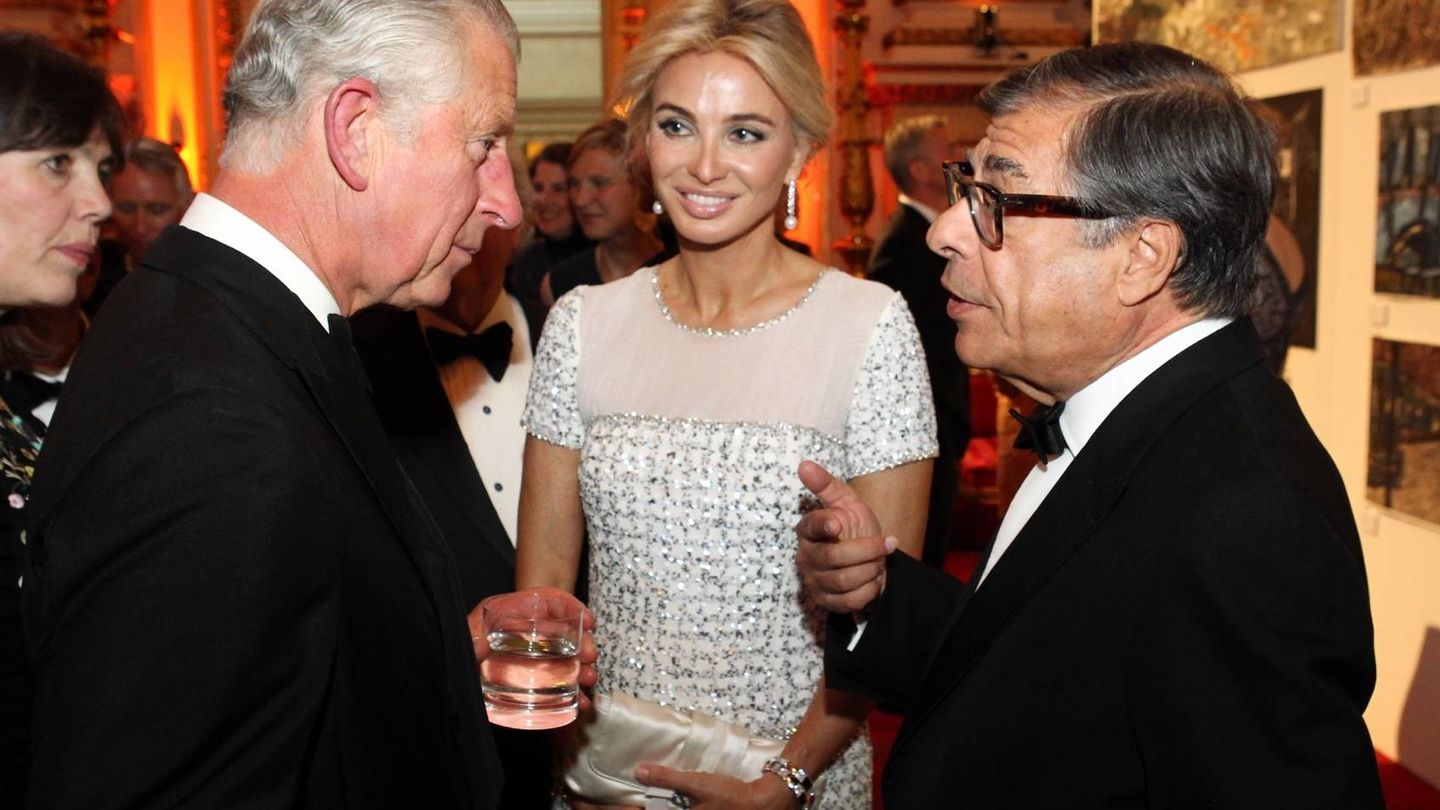El príncipe Carlos conversa con Bob Colacello en presencia de la princesa Corinna. (Getty)