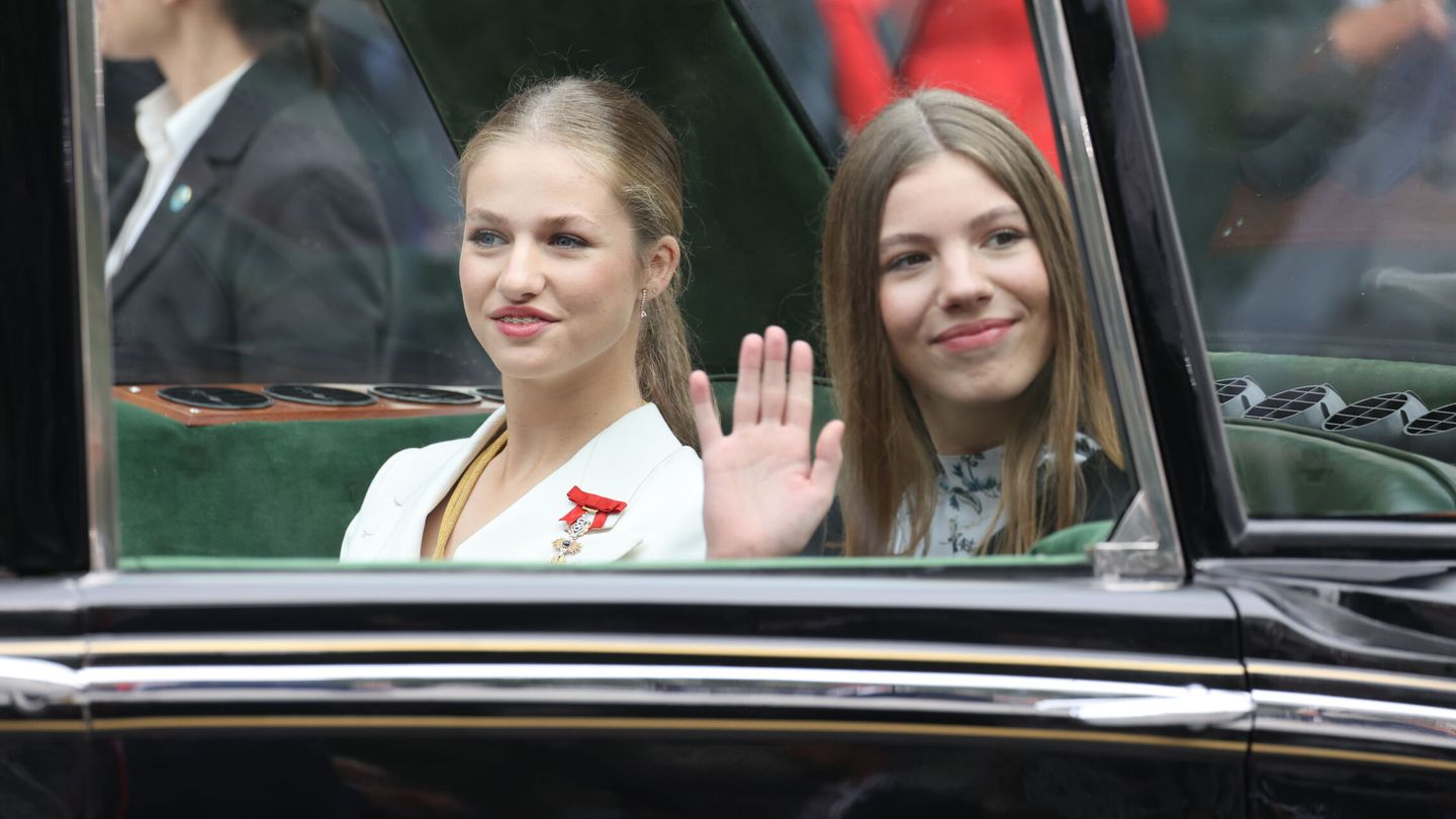 La infanta Sofía y la princesa Leonor, en los actos por el 18º cumpleaños de la heredera. (Europa Press) 