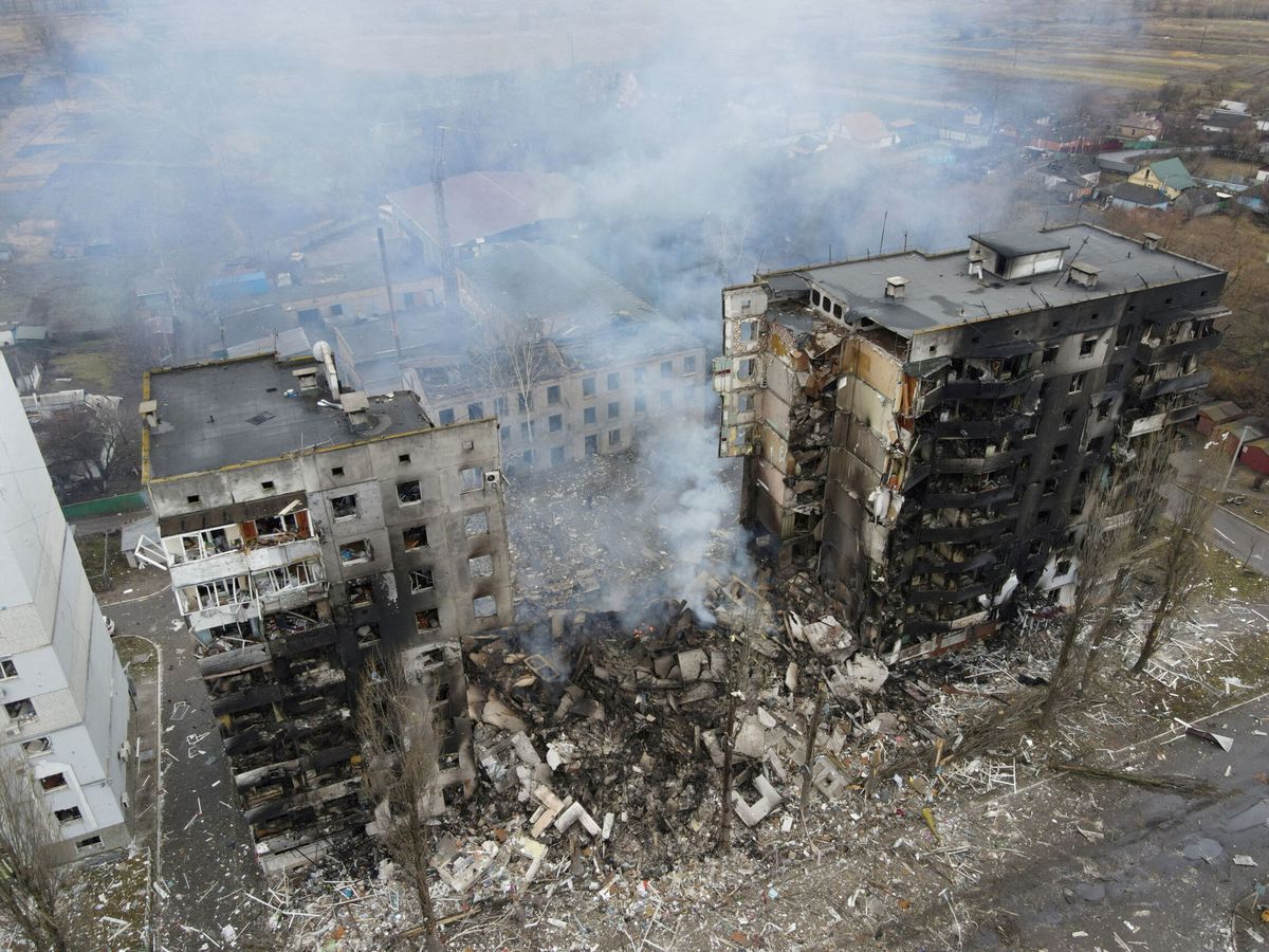 Foto: Vista aérea de un edificio residencial tras un bombardeo en la región de Kiev. (Reuters/Maksim Levin)