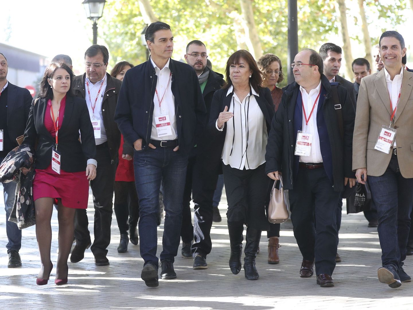 Pedro Sánchez, con miembros de la ejecutiva, los barones y el alcalde de Alcalá, Javier Rodríguez (d), el 11 de noviembre de 2017, tras el consejo político y antes del comité federal. (EFE)