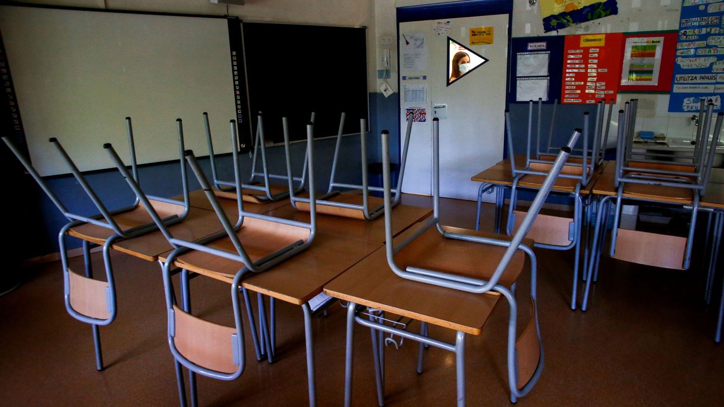 Vista de un aula vacía de la Escola l'Estel de Barcelona. (EFE)