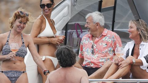 Camisa hawaiana y fiesta en un yate: las vacaciones de Carlos Sobera y su mujer en Ibiza